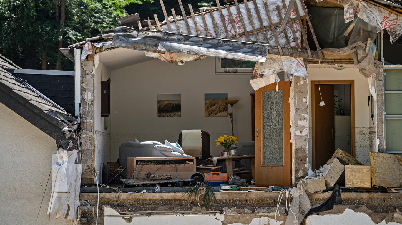Ein zerstörtes Wohnhaus im rheinland-pfälzischen Marienthal: Opfer der Flutkatastrophe müssen unter bestimmten Bedingungen keine Rundfunkbeiträge mehr zahlen.