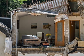 Ein zerstörtes Wohnhaus im rheinland-pfälzischen Marienthal: Opfer der Flutkatastrophe müssen unter bestimmten Bedingungen keine Rundfunkbeiträge mehr zahlen.
