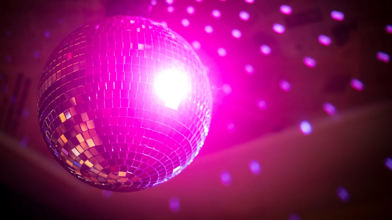 Shiny disco ball in a night club, 07.02.2020 16:00:14, Copyright: xbizoo_nx Panthermedia28100503
