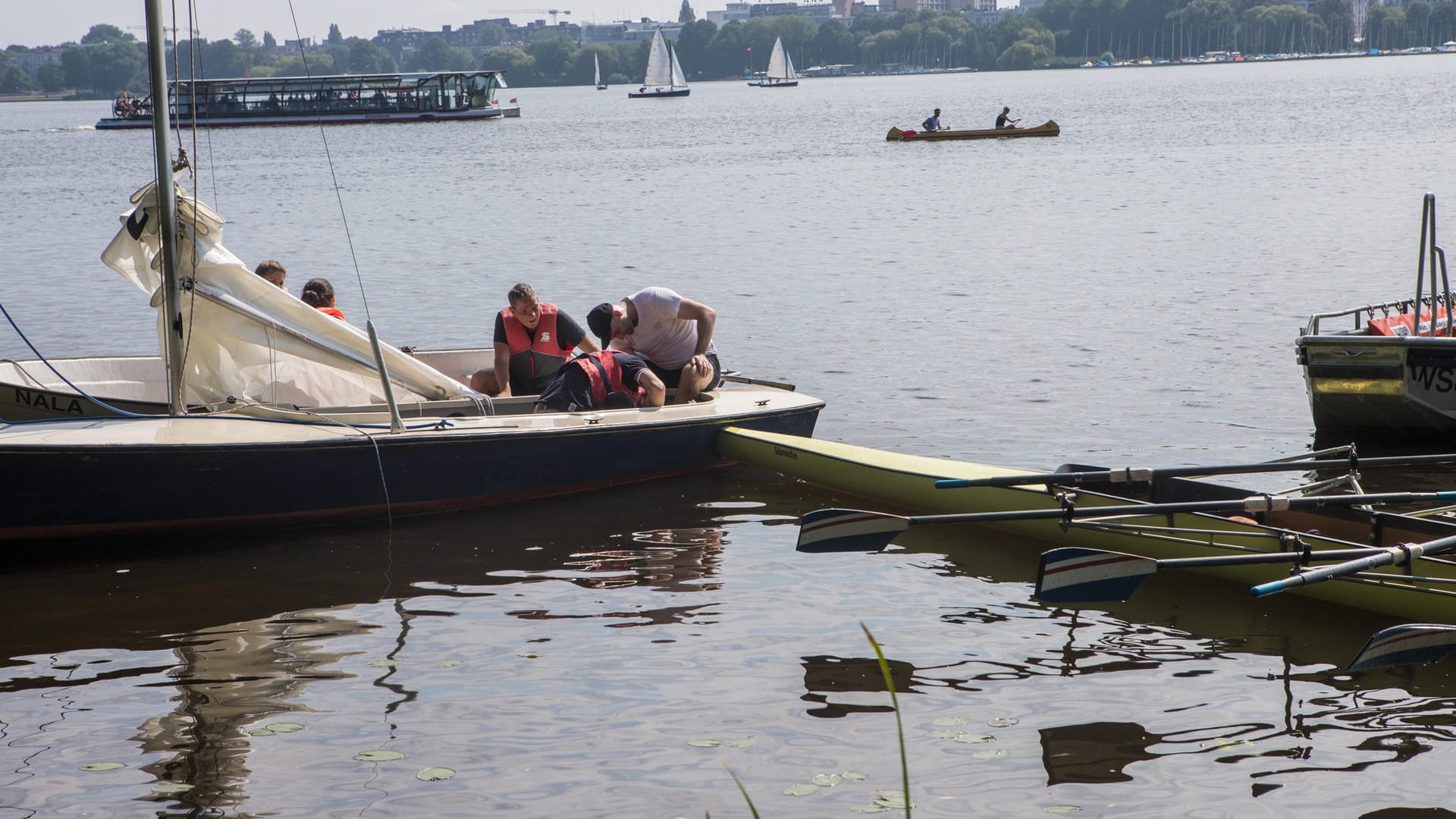 Ein Ruderboot steckt mit dem Bug in einer Jolle: Weil sich immer mehr Wassersportler auf der Alster tummeln, kommt es vermehrt zu Unfällen. Ein Ruderboot steckt mit dem Bug in einer Jolle: Weil sich immer mehr Wassersportler auf der Alster tummeln, kommt es vermehrt zu Unfällen.
