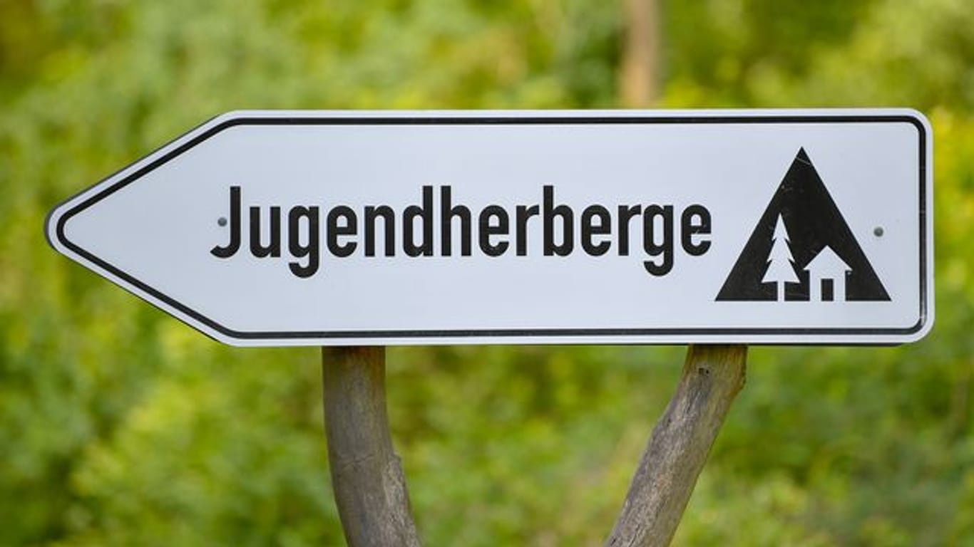 Ein Schild weist den Weg zu einer Jugendherberge