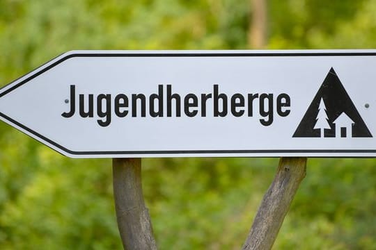 Ein Schild weist den Weg zu einer Jugendherberge