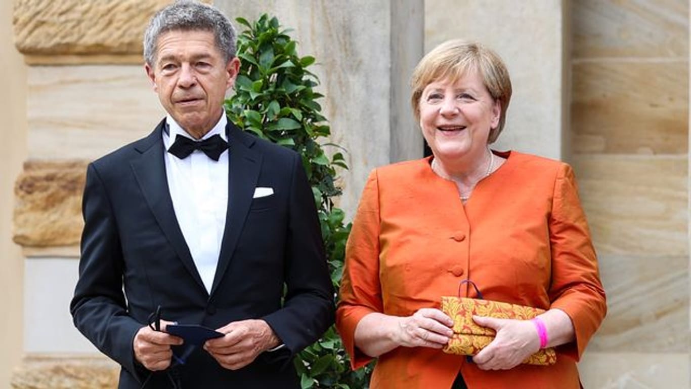 Bundeskanzlerin Angela Merkel und ihr Mann Joachim Sauer vor dem Festspielhaus in Bayreuth.