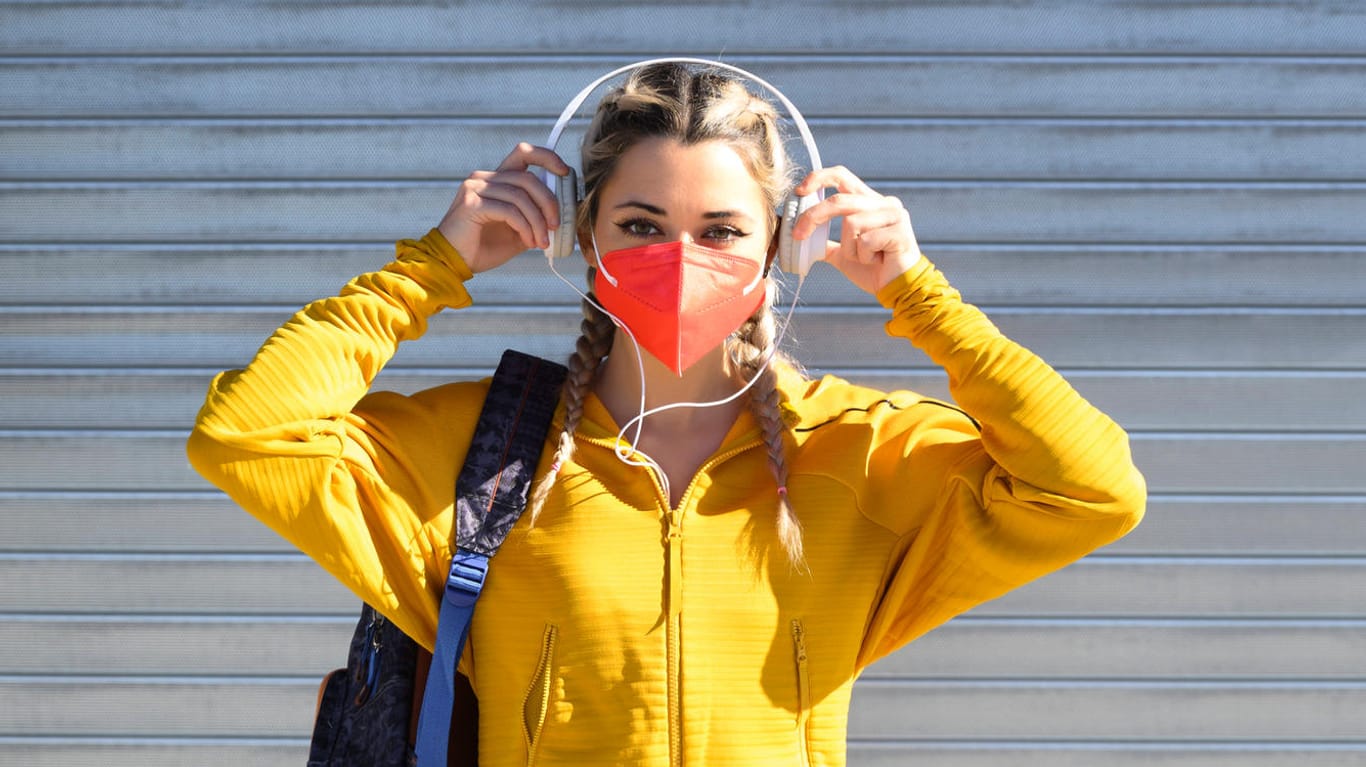 Kopfhörer auf: Musik zu hören kann dabei helfen, Stress und Ängste in der Corona-Pandemie besser zu bewältigen.