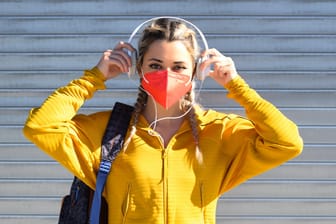 Kopfhörer auf: Musik zu hören kann dabei helfen, Stress und Ängste in der Corona-Pandemie besser zu bewältigen.