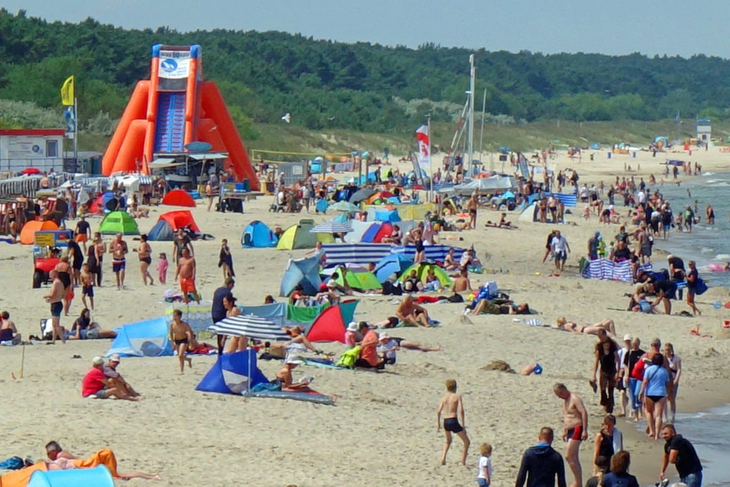 Touristen am Strand (Symbolfoto): Der Reiseanwalt Prof. Ronald Schmid rät dazu, sich frühzeitig und ausführlich zu informieren.