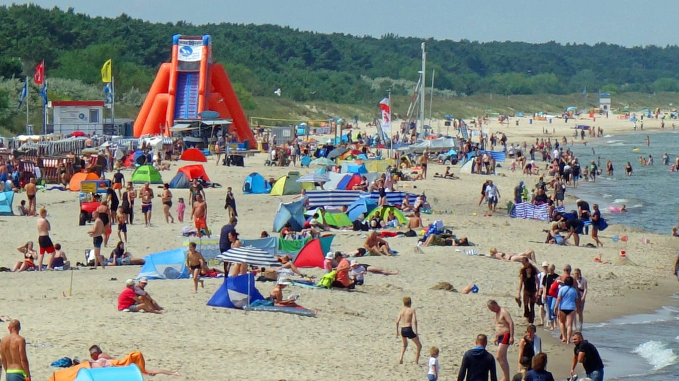 Touristen am Strand (Symbolfoto): Der Reiseanwalt Prof. Ronald Schmid rät dazu, sich frühzeitig und ausführlich zu informieren.