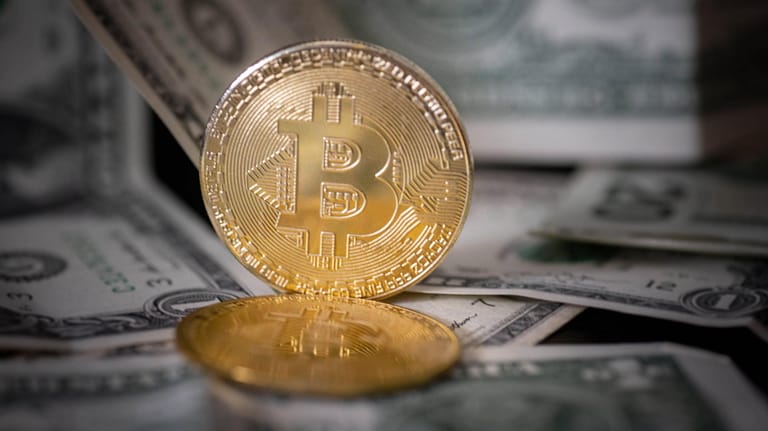 Eine Bitcoin-Münze (Symbolbild): Die Kurse der Kryptowährung sind sehr schwankungsanfällig durch öffentliche Äußerungen wie zuletzt durch Tesla und Amazon.