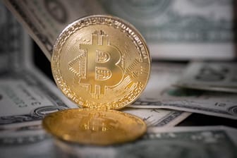 Eine Bitcoin-Münze (Symbolbild): Die Kurse der Kryptowährung sind sehr schwankungsanfällig durch öffentliche Äußerungen wie zuletzt durch Tesla und Amazon.