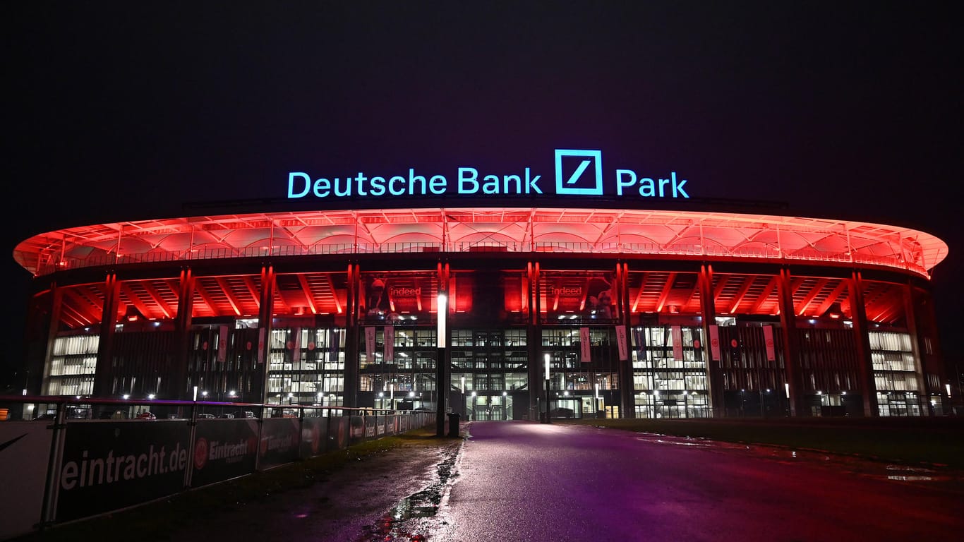 Werden zum ersten Spiel von Eintracht Frankfurt gegen den FC Augsburg nur 5.000 Zuschauer zugelassen?