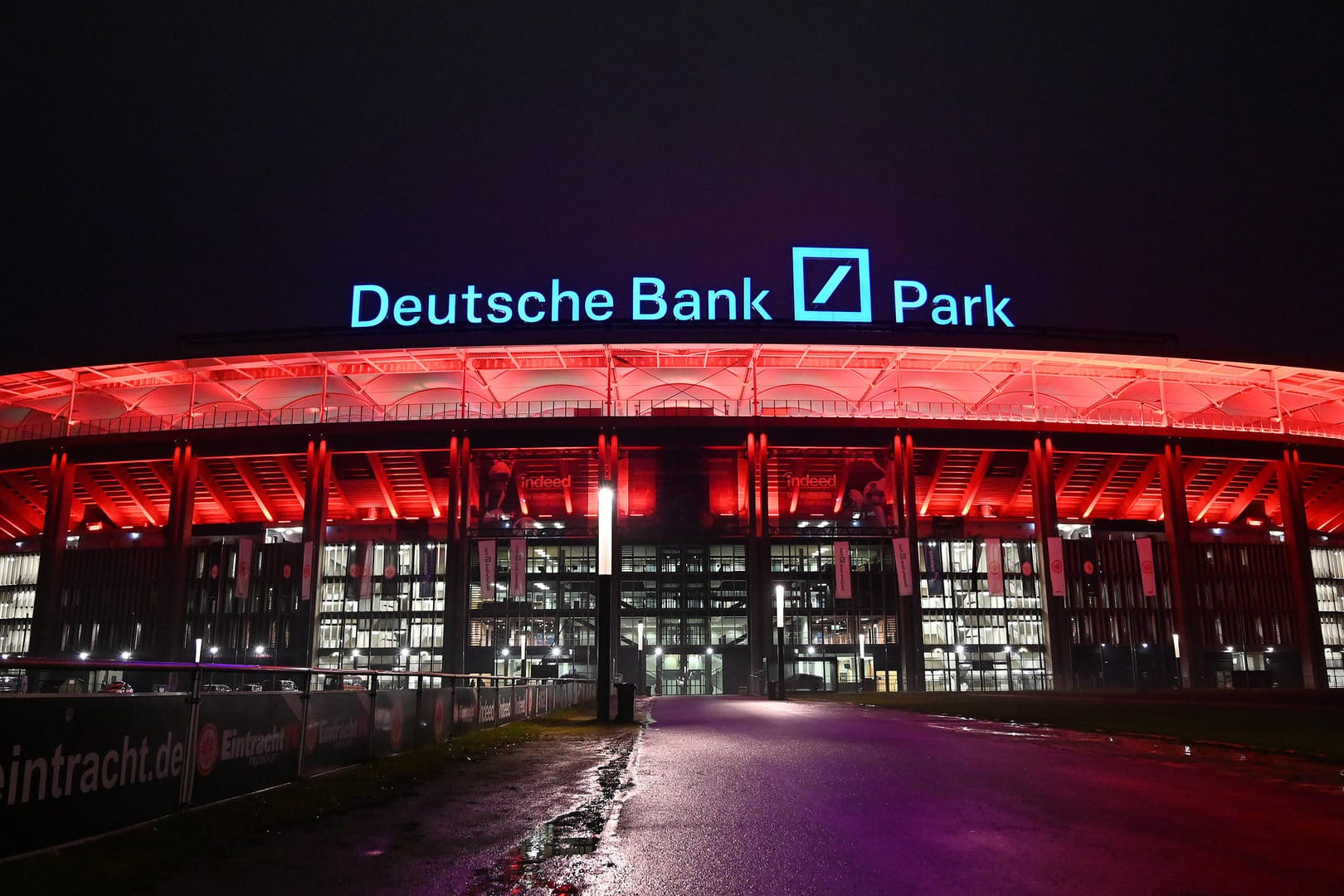 Werden zum ersten Spiel von Eintracht Frankfurt gegen den FC Augsburg nur 5.000 Zuschauer zugelassen?