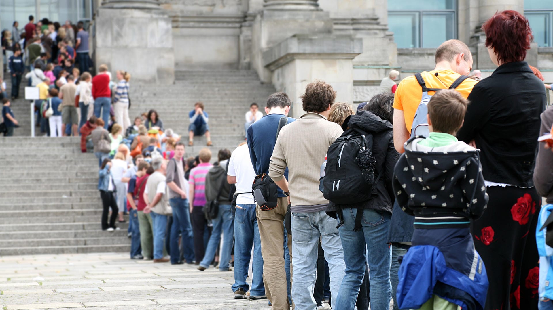 Warteschlange: Auch wenn die Schlange lang ist, sollte man Tickets nur an offiziellen Stellen kaufen.