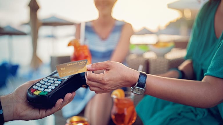 Zahlen mit Kreditkarte: Vorsicht in Geschäften und Restaurants – hier kann es ungewollt teuer werden.