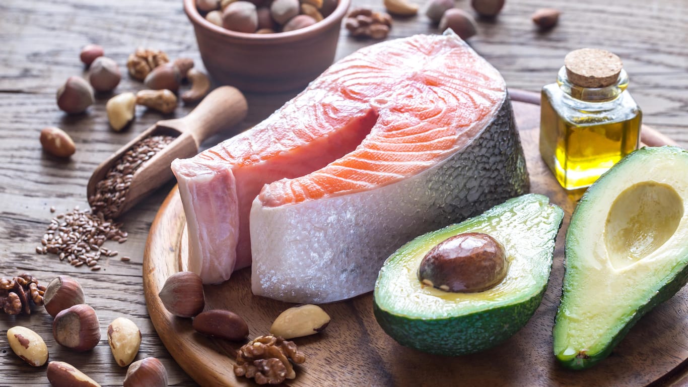 Lebensmittel mit besonders vielen Omega-3-Fettsäuren: In fettem Fisch und Nüssen steckt besonders viel des gesunden Fetts.