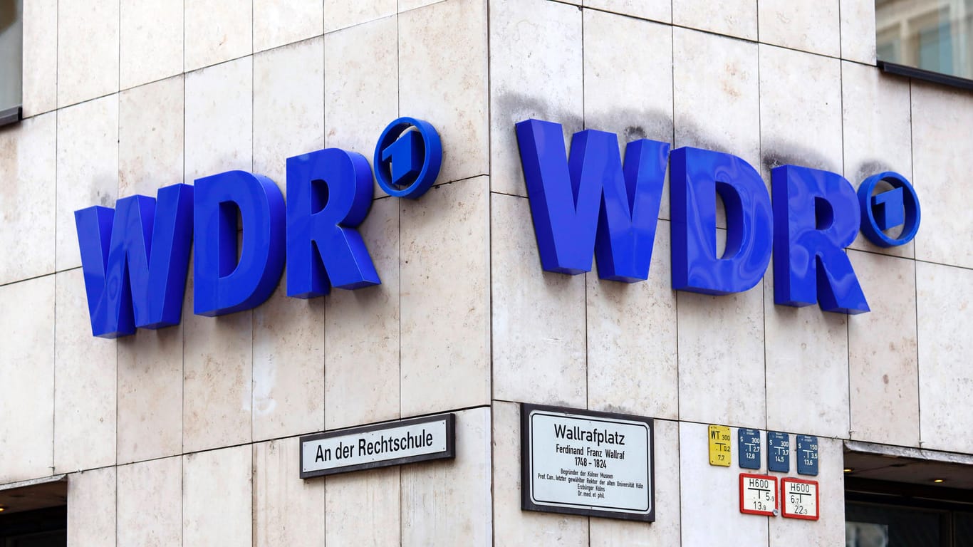Das Logo des WDR am WDR-Funkhaus am Wallrafplatz in Köln (Symbolbild): Der Sender wurde wegen seiner anfänglichen Berichterstattung zur Flutkatastrophe heftig kritisiert.