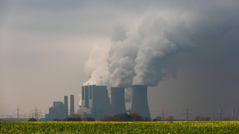 Ein Braunkohlenkraftwerk in Nordrhein-Westfalen: Insbesondere wegen zu hoher CO2-Ausstöße verschiebt sich die Erdüberlastungsgrenze immer weiter nach vorn.