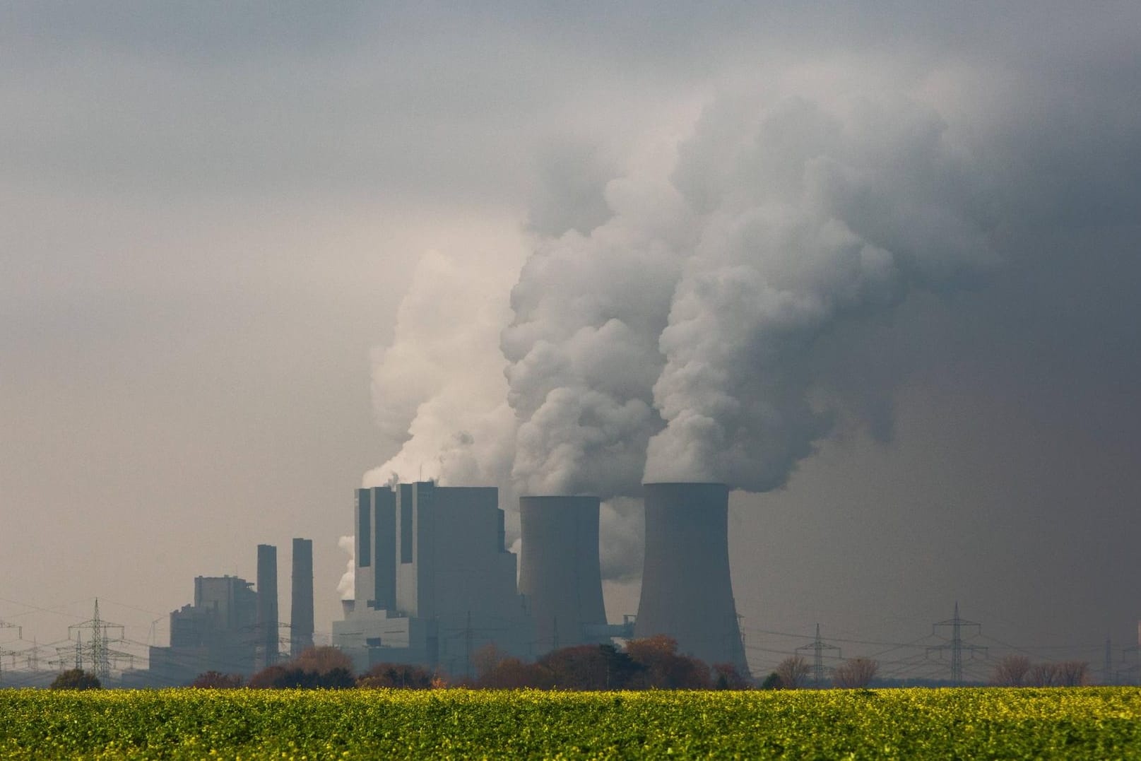 Ein Braunkohlenkraftwerk in Nordrhein-Westfalen: Insbesondere wegen zu hoher CO2-Ausstöße verschiebt sich die Erdüberlastungsgrenze immer weiter nach vorn.