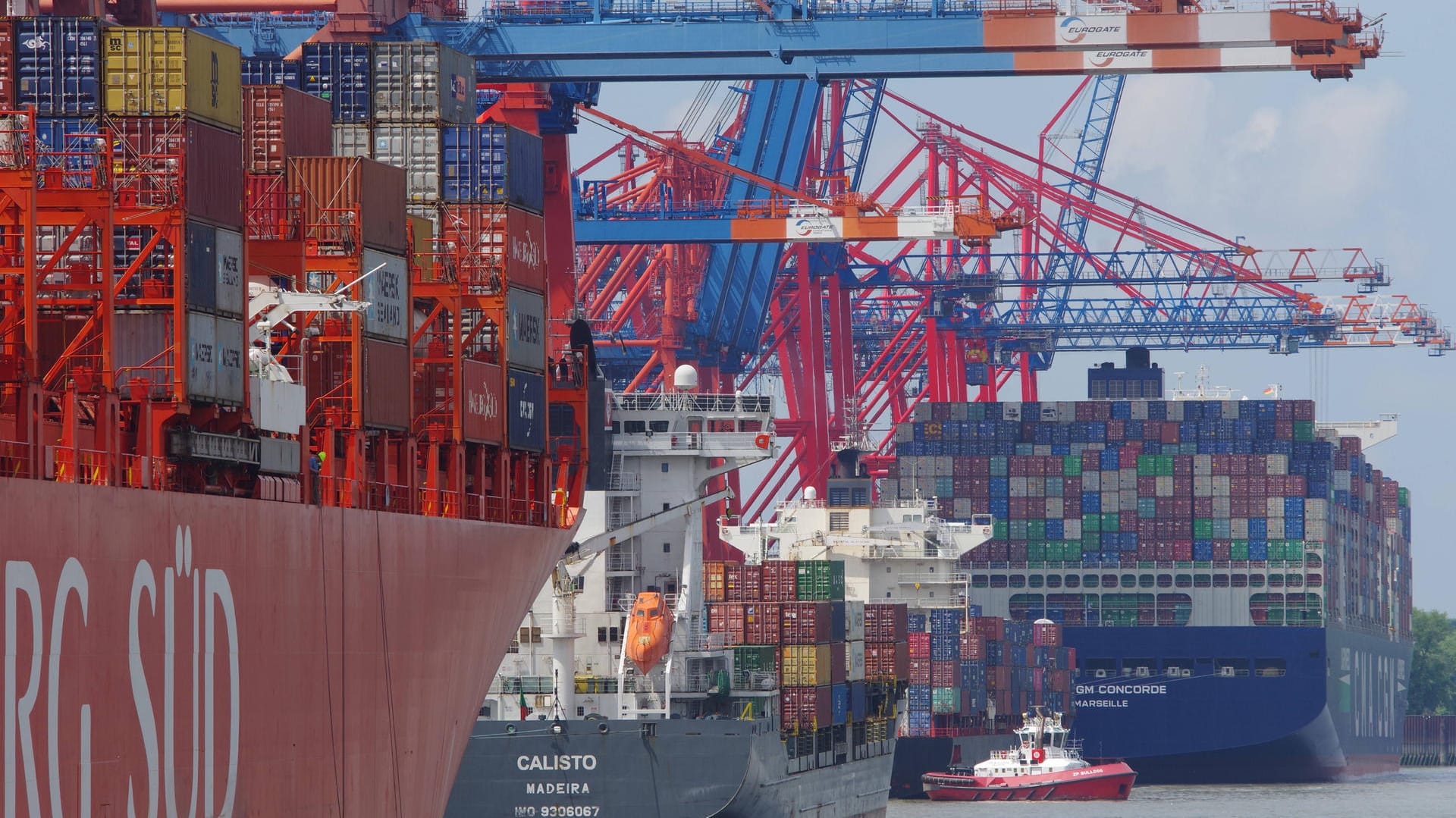 Containerschiffe im Hamburger Hafen (Symbolbild): Steigende Inzidenzzahlen und Lieferengpässe belasten die deutsche Wirtschaft. Containerschiffe im Hamburger Hafen (Symbolbild): Steigende Inzidenzzahlen und Lieferengpässe belasten die deutsche Wirtschaft.