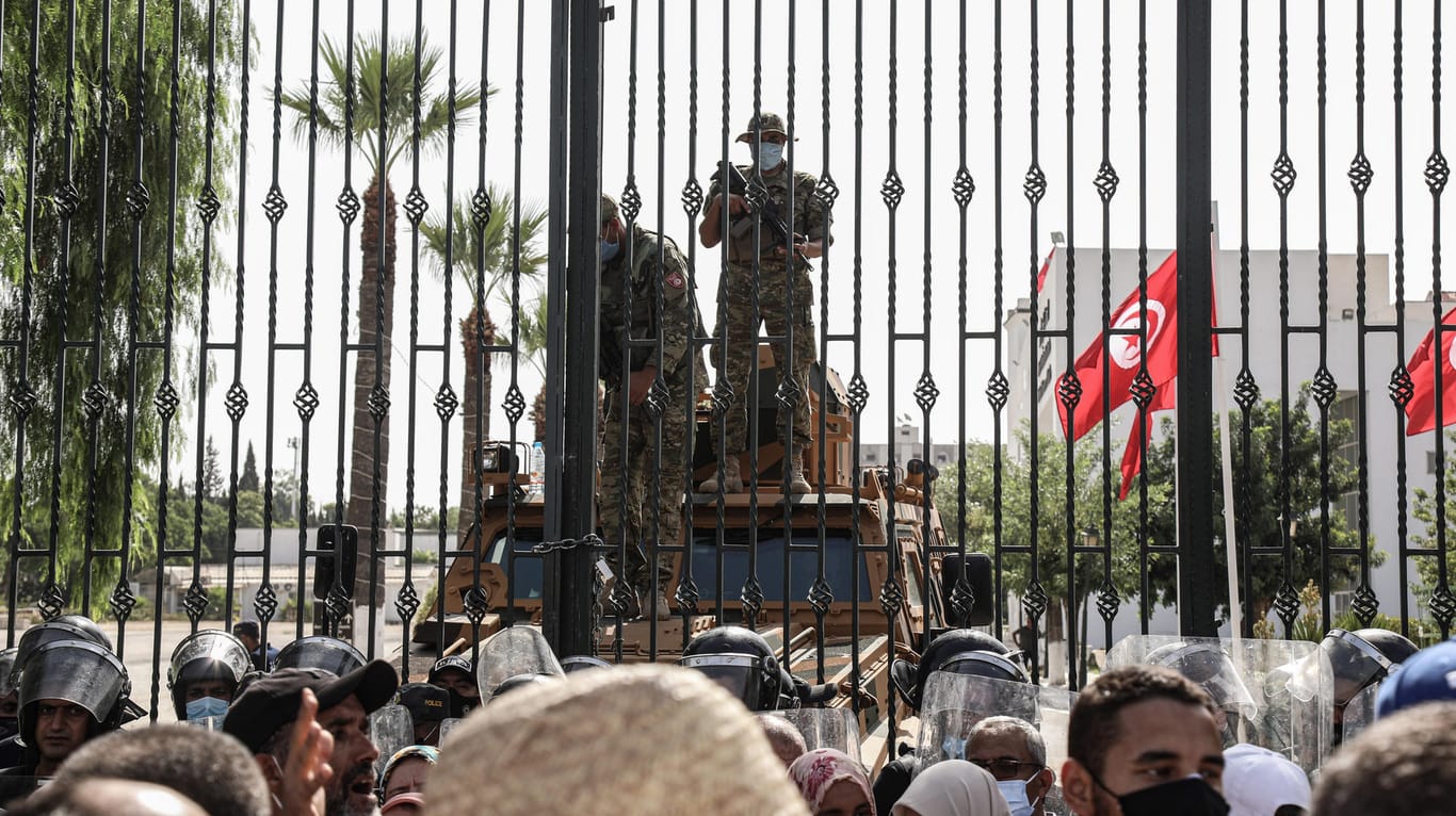 Soldaten der tunesischen Armee bewachen den Eingang des Parlamentsgebäudes: Am Tag zuvor hat der tunesische Präsident Saïed den Premierminister entlassen.