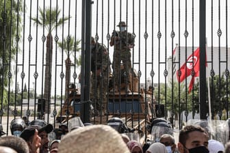 Soldaten der tunesischen Armee bewachen den Eingang des Parlamentsgebäudes: Am Tag zuvor hat der tunesische Präsident Saïed den Premierminister entlassen.
