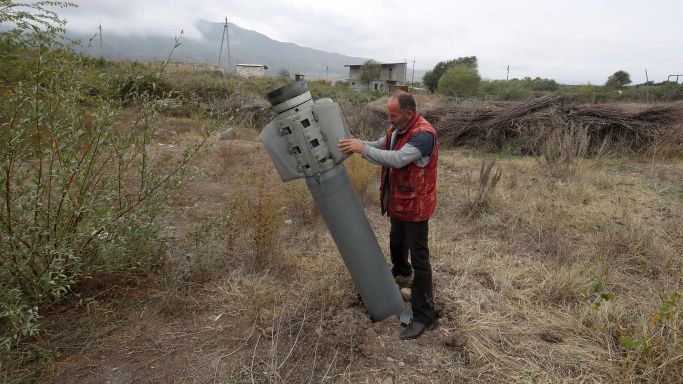 Ein Mann steht im Oktober 2020 neben einer Rakete in der Stadt Ivanyan: Armenien und Aserbaidschan hatten zuletzt vom 27. September bis zum 9. November um Berg-Karabach gekämpft.