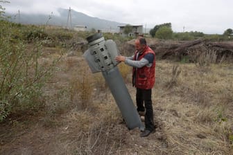 Ein Mann steht im Oktober 2020 neben einer Rakete in der Stadt Ivanyan: Armenien und Aserbaidschan hatten zuletzt vom 27. September bis zum 9. November um Berg-Karabach gekämpft.