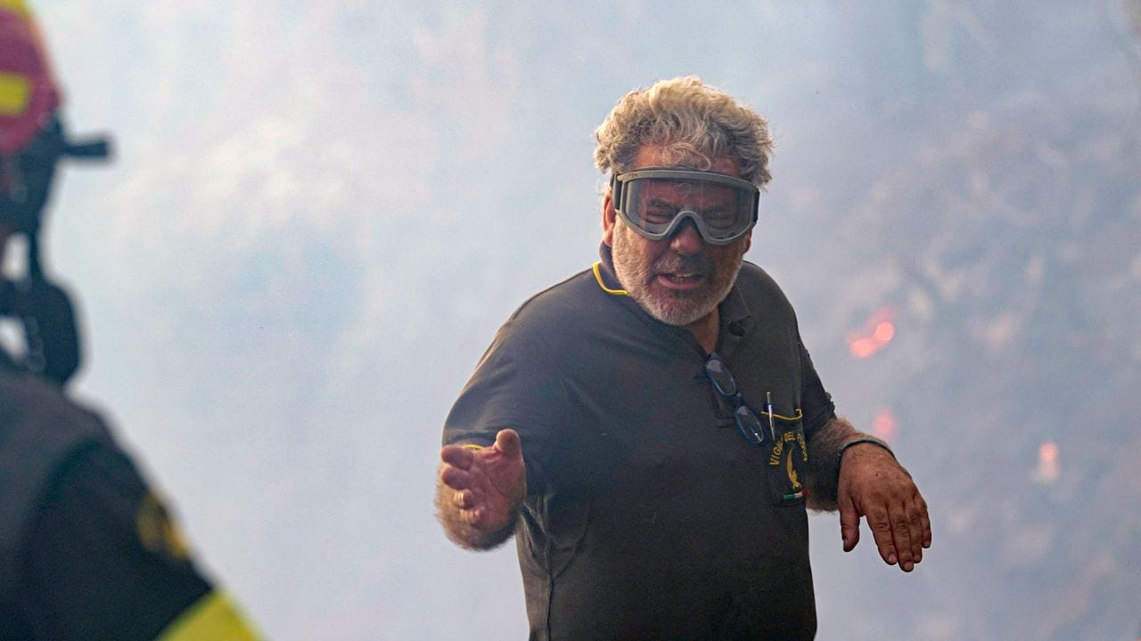 Mit einer Maske schützt ein Feuerwehrmann seine Augen vor der Hitze und dem Rauch.
