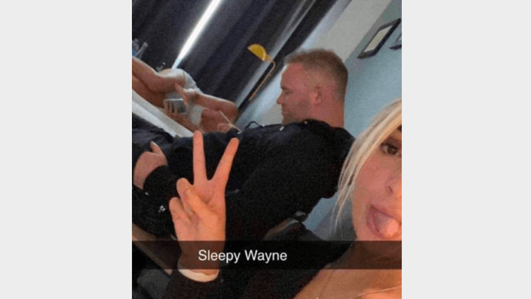 Wayne Rooney: Hier sitzt er im Hotelzimmer neben den Frauen.