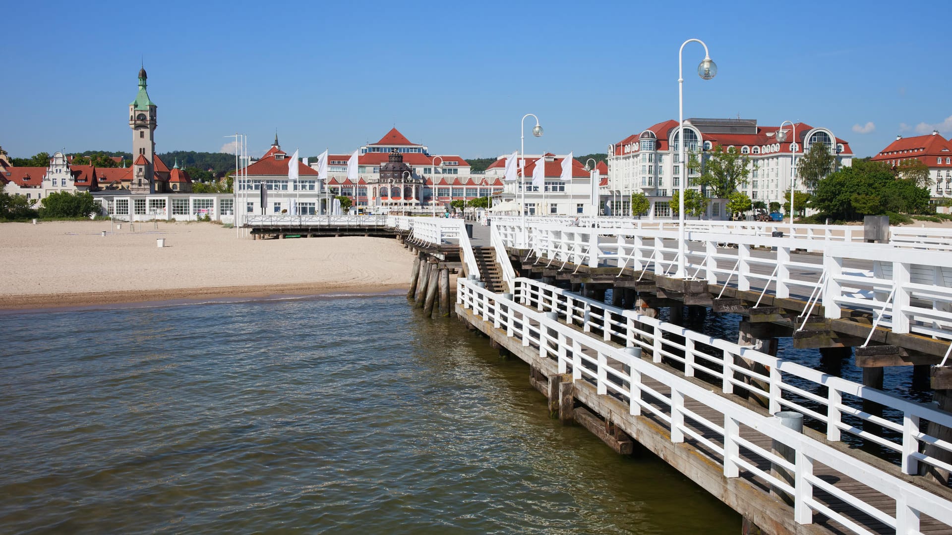 Sopot: Die Seebrücke das Zentrum des Treibens in Sopot.