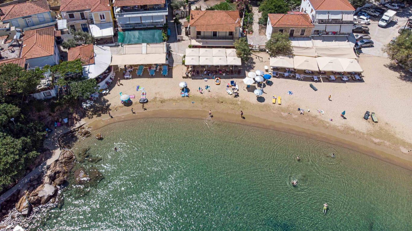 Luftaufnahme des griechischen Fischerortes Katigiorgis: Dem Land könnte eine massive Hitzewelle bevorstehen.