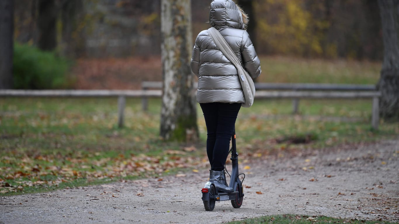 Eine Frau auf einem E-Scooter (Symbolbild): In Erfurt hat die Polizei eine junge Frau kontrolliert, weil sie mit einem nicht zugelassenem Tretroller unterwegs war.