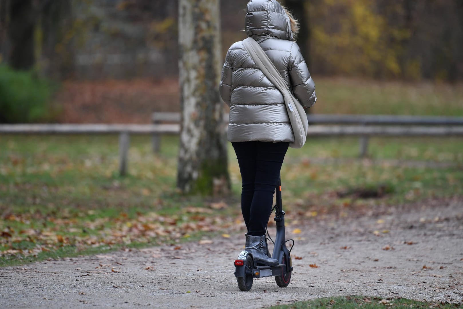 Eine Frau auf einem E-Scooter (Symbolbild): In Erfurt hat die Polizei eine junge Frau kontrolliert, weil sie mit einem nicht zugelassenem Tretroller unterwegs war.