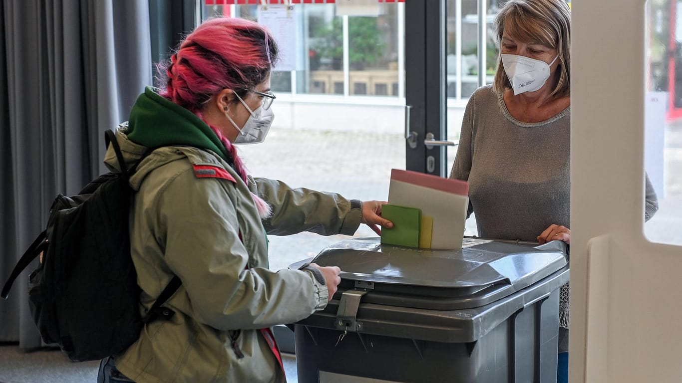 Bei der Stimmabgabe im Wahllokal: Die FDP sieht in der Bundestagswahl eine Möglichkeit für die Ausweitung der Impfkampagne.