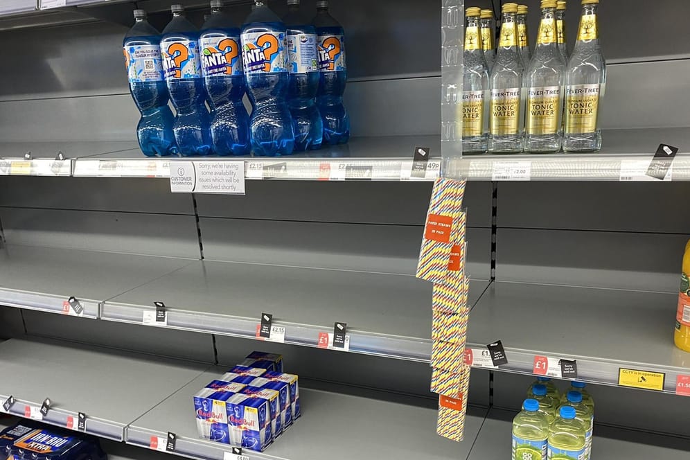 Wenig Auswahl: In Großbritannien sind in manchen Supermärkten die Regale leer. Die Unternehmen warnen aber vor Hamsterkäufen, diese seien nicht nötig.