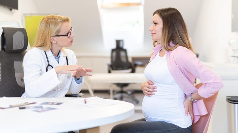 Eine Schwangere bei einer Ärztin: Gegen Ende der Schwangerschaft ist das Risiko für eine Analthrombose erhöht.