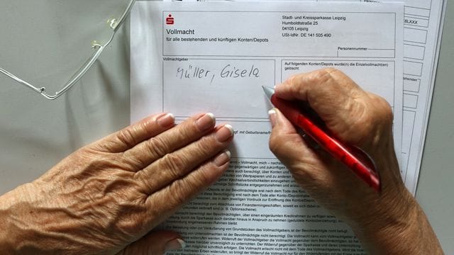 Die Bankvollmacht sollte der Kontoinhaber gemeinsam mit dem Bevollmächtigten ausfüllen - dabei unbedingt Vorlagen der Bank verwenden. Die Bankvollmacht sollte der Kontoinhaber gemeinsam mit dem Bevollmächtigten ausfüllen - dabei unbedingt Vorlagen der Bank verwenden.
