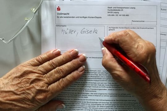 Die Bankvollmacht sollte der Kontoinhaber gemeinsam mit dem Bevollmächtigten ausfüllen - dabei unbedingt Vorlagen der Bank verwenden. Die Bankvollmacht sollte der Kontoinhaber gemeinsam mit dem Bevollmächtigten ausfüllen - dabei unbedingt Vorlagen der Bank verwenden.