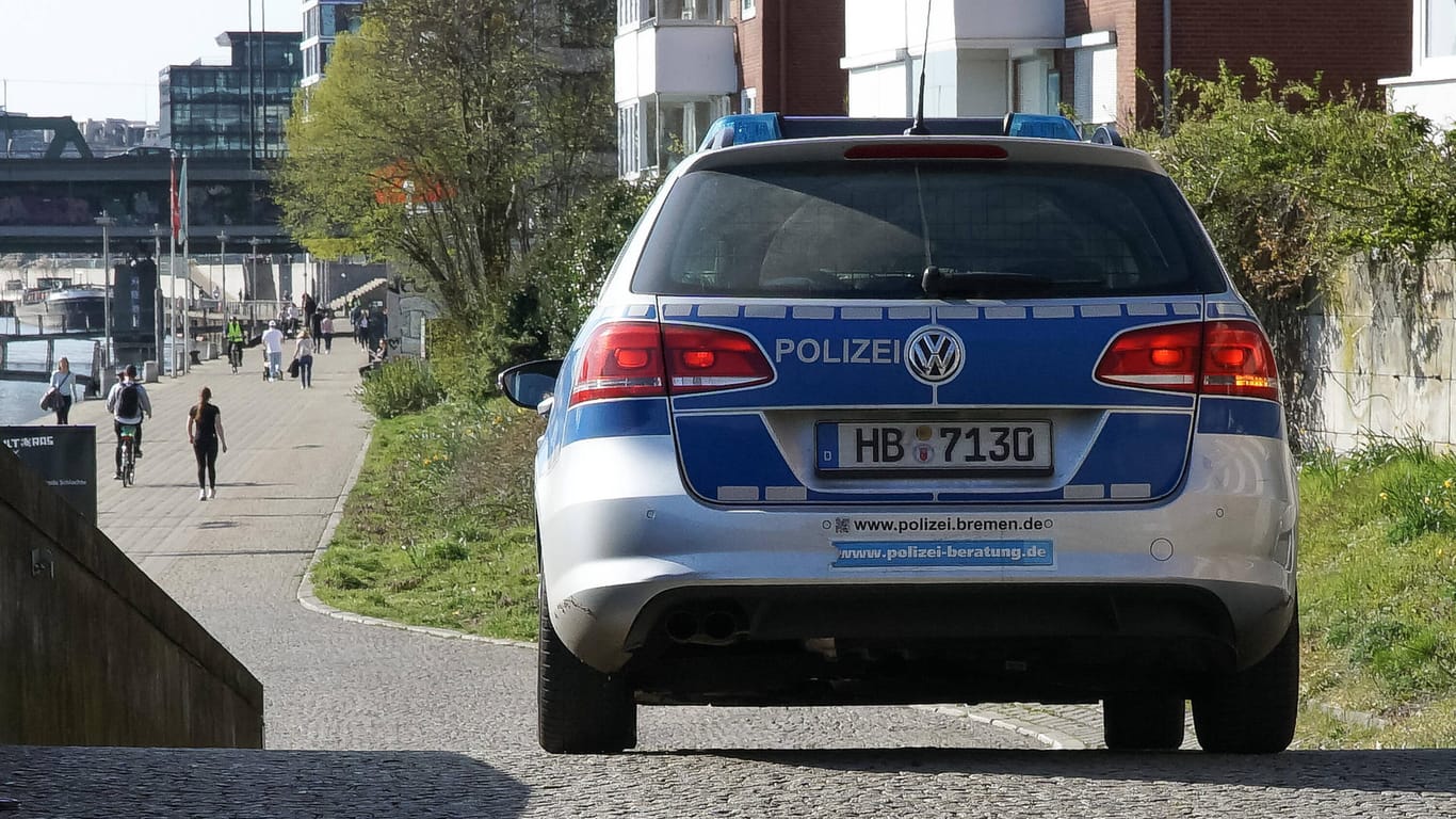 Polizeiwagen in Bremen (Symbolfoto): In Bremen wird gegen einen Polizisten ermittelt.