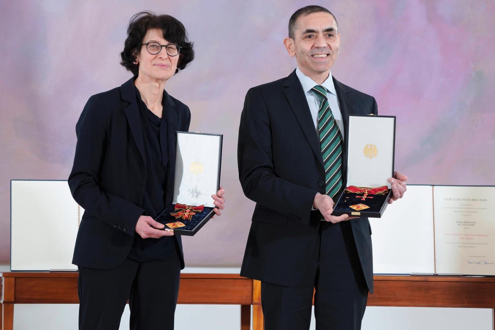 Die Biontech-Gründer Berlin Özlem Türeci und Ugur Sahin Verleihung bei der Verleihung des Bundesverdienstkreuz (Archivbild): Das Mainzer Unternehmen will einen Malaria-Impfstoff auf den Markt bringen.