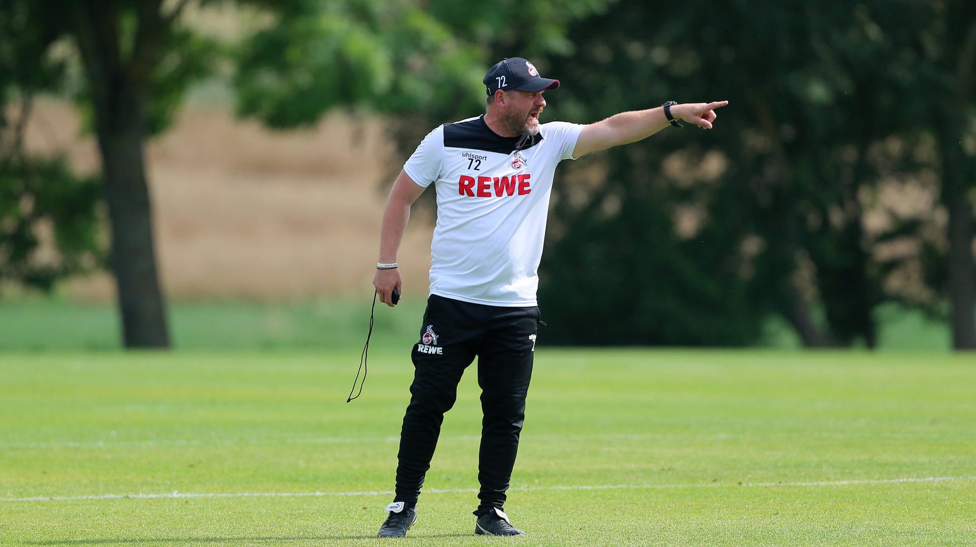 Steffen Baumgart beim Training in Donaueschingen (Archvbild): Der FC-Coach hat seine Spieler hart rangenommen.