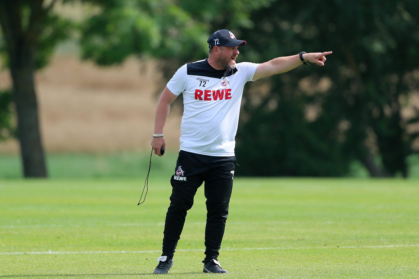 Steffen Baumgart beim Training in Donaueschingen (Archvbild): Der FC-Coach hat seine Spieler hart rangenommen.