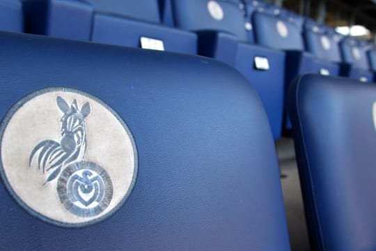 Das Logo des MSV Duisburg auf einem Sitz.