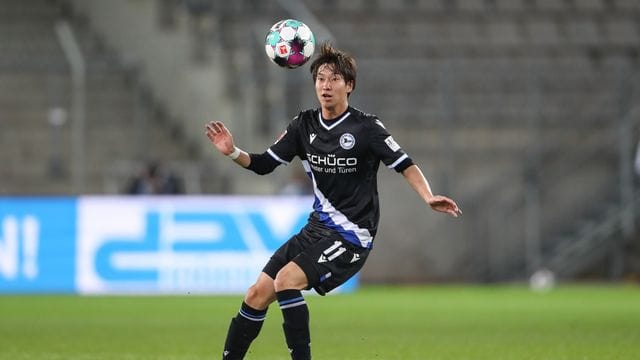 Masaya Okugawa blickt auf den Ball (Archivbild): Er unterschreibt bei der Arminia einen Vertrag bis 2024. Masaya Okugawa blickt auf den Ball (Archivbild): Er unterschreibt bei der Arminia einen Vertrag bis 2024.