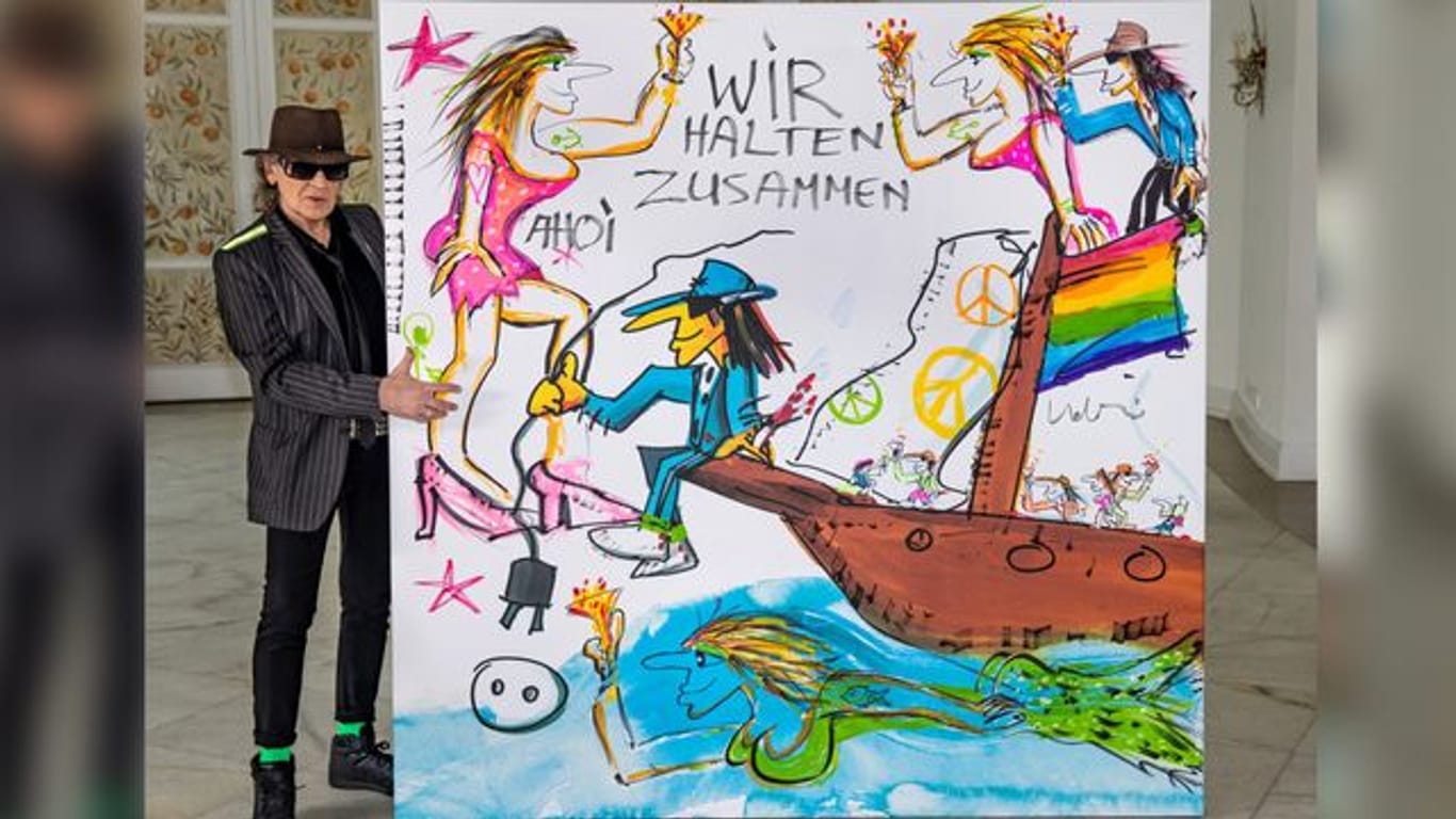 Udo Lindenberg mit seinem Bild, das zu Gunsten der Hochwasseropfer versteigert wurde.