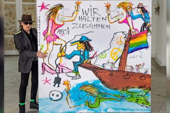 Udo Lindenberg mit seinem Bild, das zu Gunsten der Hochwasseropfer versteigert wurde.