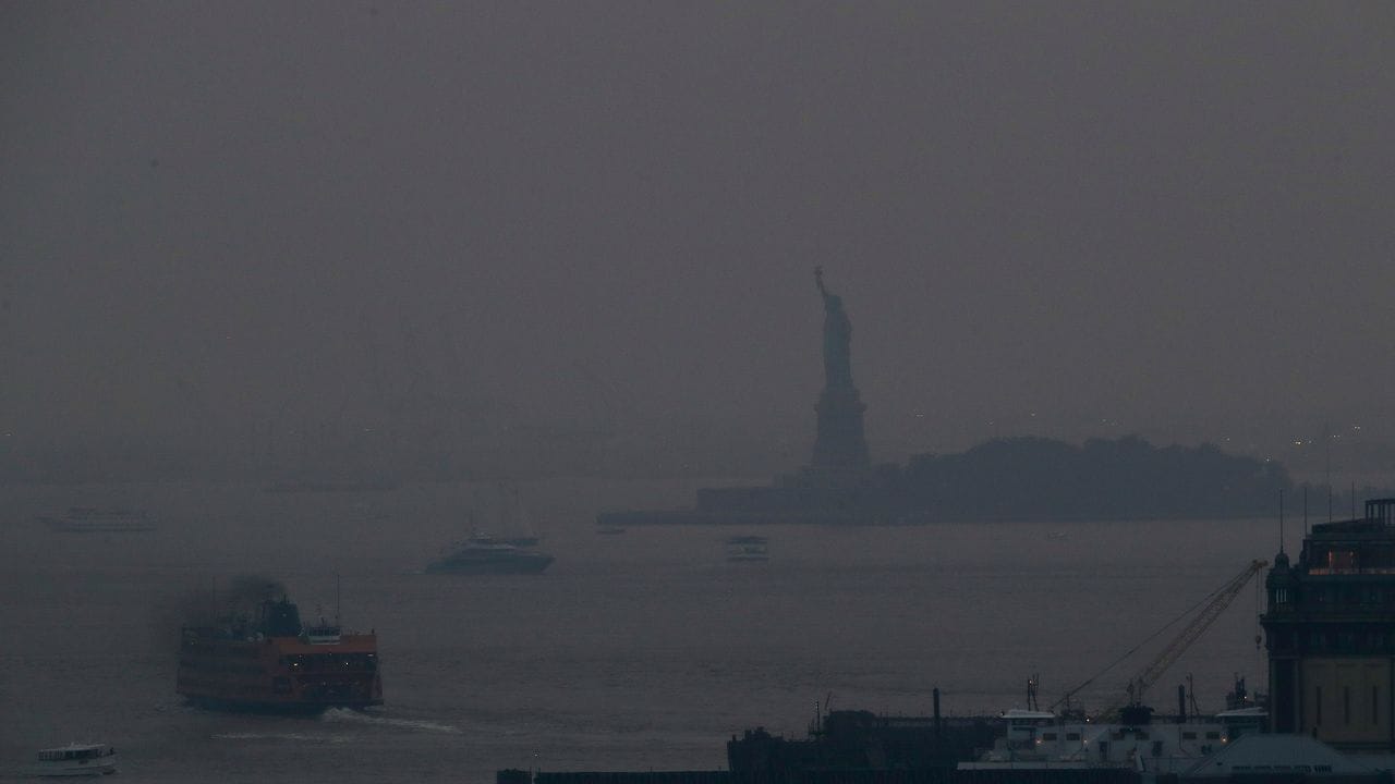 Eine Rauchwolke über der Freiheitsstatue in New York.