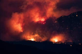 Ein Waldbrand in der Ortschaft Lytton in British Columbia.