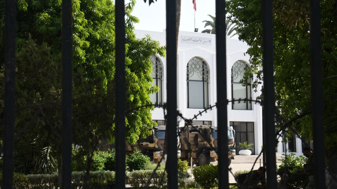 Ein Militärfahrzeug steht vor dem tunesischen Parlament.