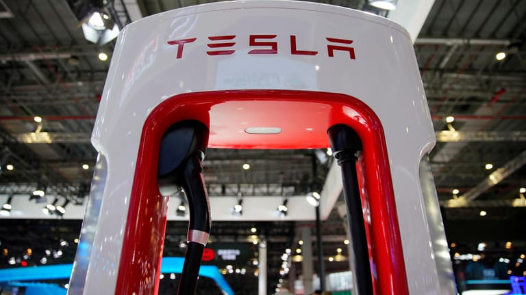 Eine Tesla-Ladestation (Archivbild): Der E-Autopionier trotzt den Problemen in der Autobranche.