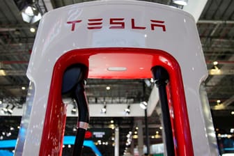 Eine Tesla-Ladestation (Archivbild): Der E-Autopionier trotzt den Problemen in der Autobranche.